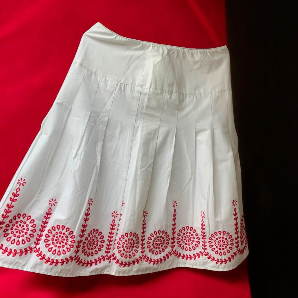 MOTTO White with Red Embroidery Pleated Fully‎ Lined A Line Skirt